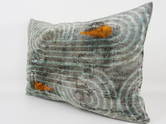 Silk/Velvet Kissenhülle 40x60cm abstraktes Ikat-Muster aqua-offwhite-gold