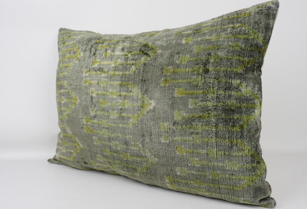 Silk/Velvet Kissenhülle 40x60cm grafisch-abstrakte Linien moosgrün-olive