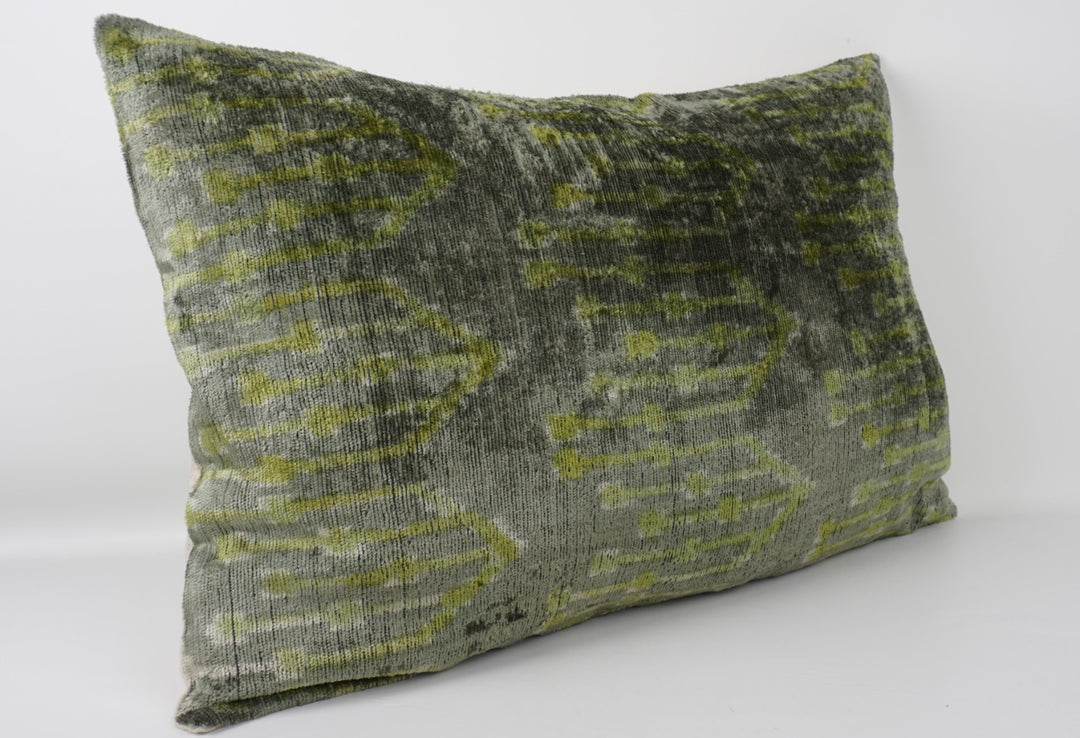 Silk/Velvet Kissenhülle 40x60cm grafisch-abstrakte Linien moosgrün-olive