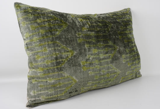Silk/Velvet Kissenhülle 40x60cm grafisch-abstrakte Linien moosgrün-olive