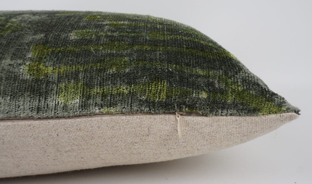 Silk/Velvet Kissenhülle 40x60cm grafisch-abstrakte Linien moosgrün-olive