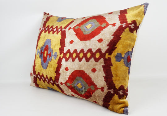 Silk/Velvet Kissenhülle 40x60cm Ornamentales Ikat-Muster offwhite-gelb-rot