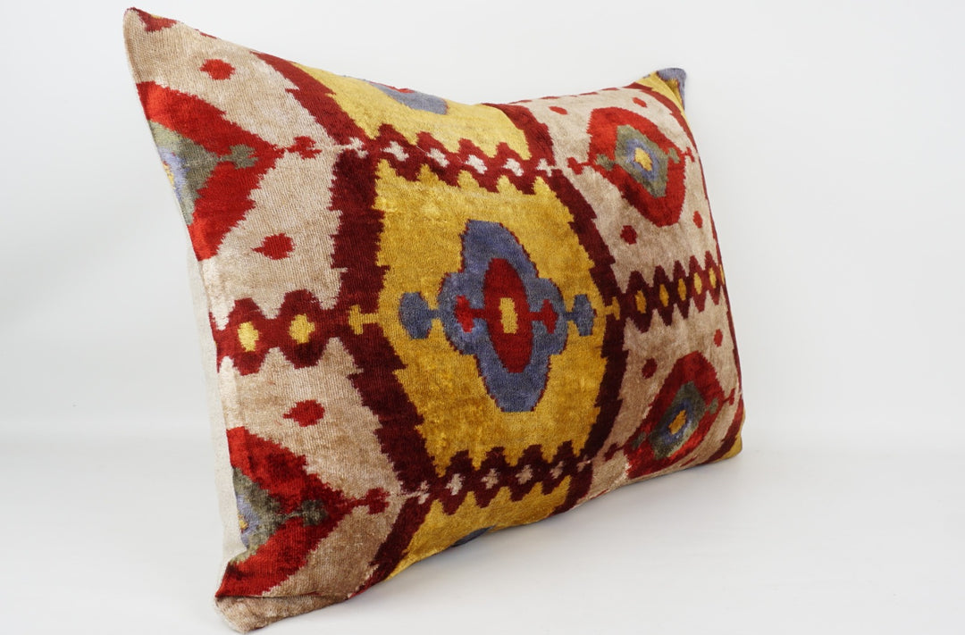 Silk/Velvet Kissenhülle 40x60cm Ornamentales Ikat-Muster offwhite-gelb-rot