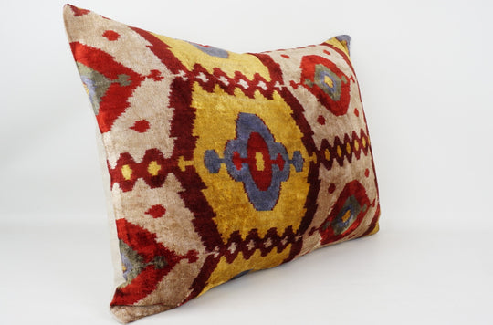 Silk/Velvet Kissenhülle 40x60cm Ornamentales Ikat-Muster offwhite-gelb-rot