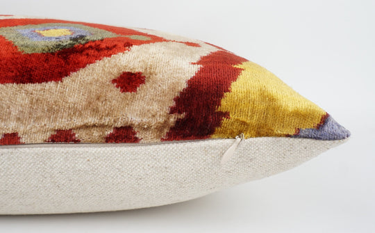 Silk/Velvet Kissenhülle 40x60cm Ornamentales Ikat-Muster offwhite-gelb-rot