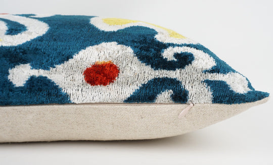 Silk/Velvet Kissenhülle 40x60cm Ornamental-florales Muster graublau-offwhite-gelb-rot