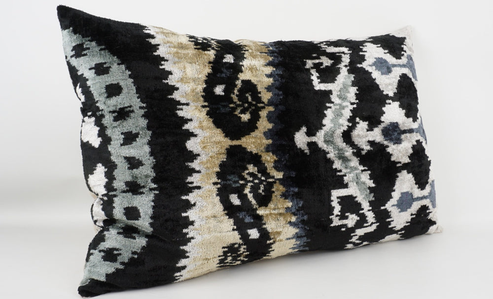 Silk/Velvet Kissenhülle 40x60cm abstraktes Ikat-Muster offwhite-beige-blau-schwarz
