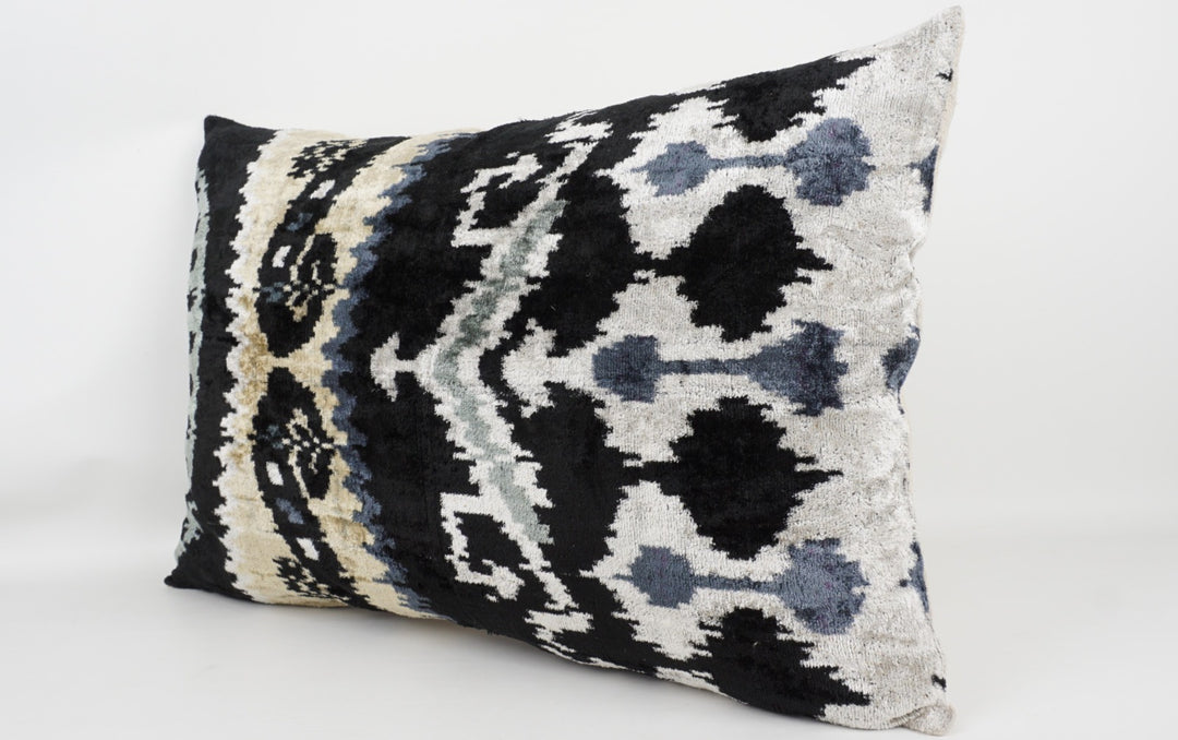 Silk/Velvet Kissenhülle 40x60cm abstraktes Ikat-Muster offwhite-beige-blau-schwarz