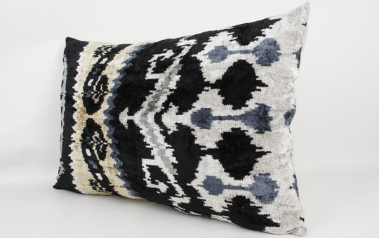 Silk/Velvet Kissenhülle 40x60cm abstraktes Ikat-Muster offwhite-beige-blau-schwarz