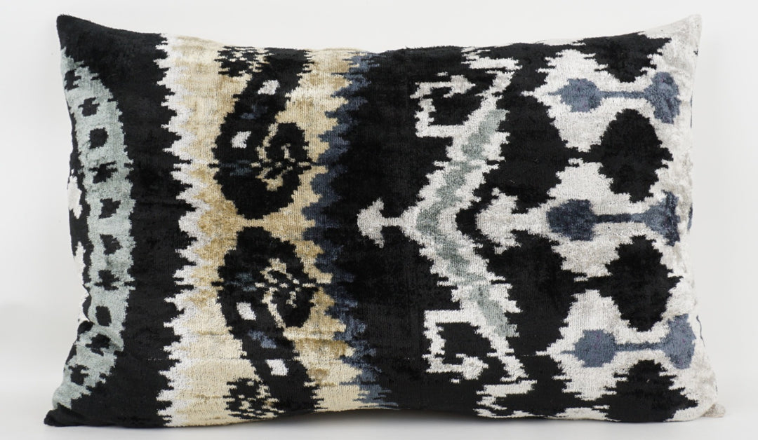 Silk/Velvet Kissenhülle 40x60cm abstraktes Ikat-Muster offwhite-beige-blau-schwarz