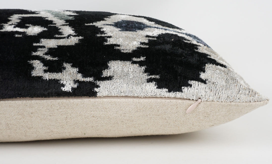 Silk/Velvet Kissenhülle 40x60cm abstraktes Ikat-Muster offwhite-beige-blau-schwarz