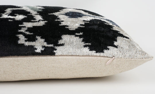 Silk/Velvet Kissenhülle 40x60cm abstraktes Ikat-Muster offwhite-beige-blau-schwarz