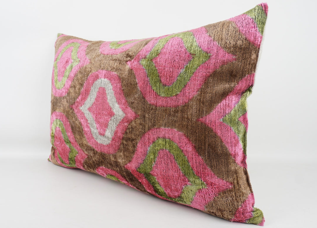 Silk/Velvet Kissenhülle 40×60 cm – Ikatmuster Hellgrün-Rose-Braun