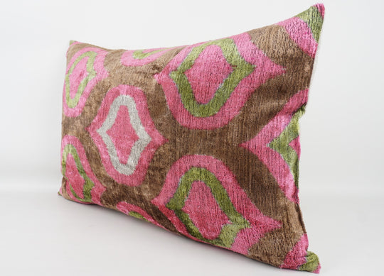 Silk/Velvet Kissenhülle 40×60 cm – Ikatmuster Hellgrün-Rose-Braun