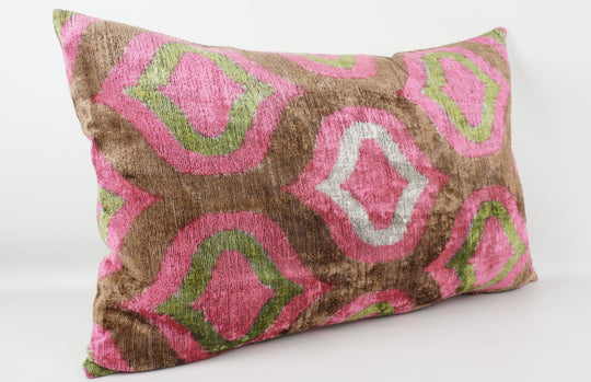 Silk/Velvet Kissenhülle 40×60 cm – Ikatmuster Hellgrün-Rose-Braun