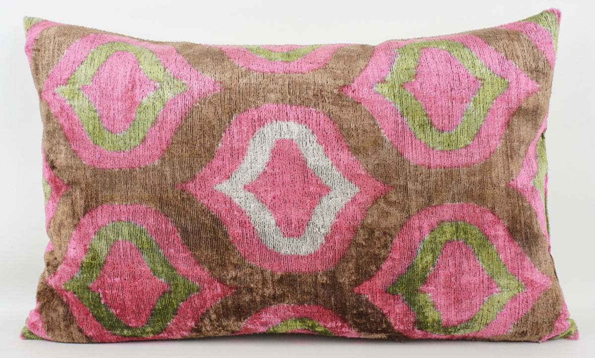 Silk/Velvet Kissenhülle 40×60 cm – Ikatmuster Hellgrün-Rose-Braun