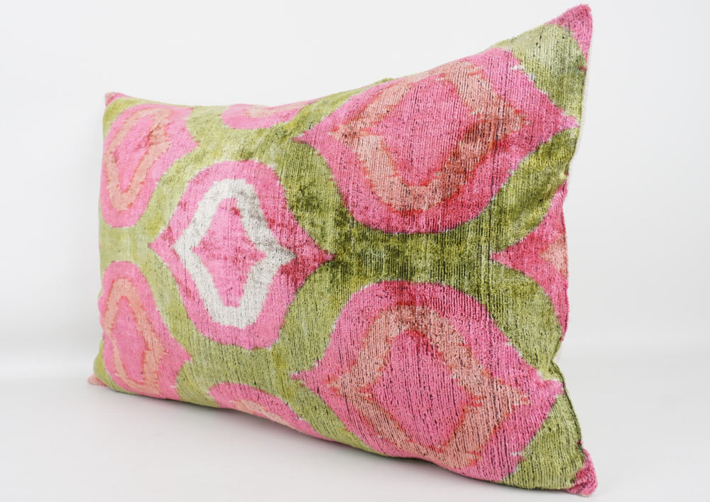 Silk/Velvet Kissenhülle 40×60 cm – Ikatmuster Hellgrün-Rose-Pink