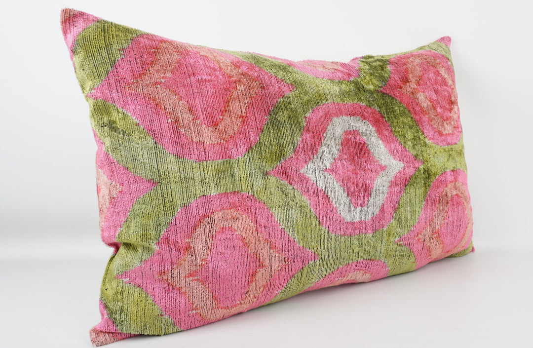 Silk/Velvet Kissenhülle 40×60 cm – Ikatmuster Hellgrün-Rose-Pink