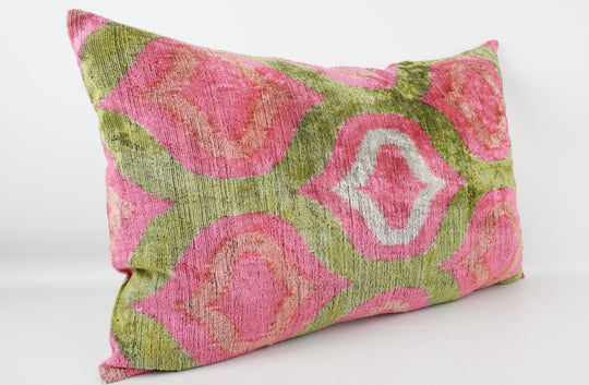 Silk/Velvet Kissenhülle 40×60 cm – Ikatmuster Hellgrün-Rose-Pink
