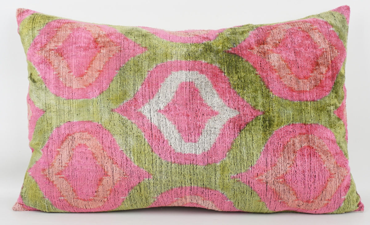 Silk/Velvet Kissenhülle 40×60 cm – Ikatmuster Hellgrün-Rose-Pink