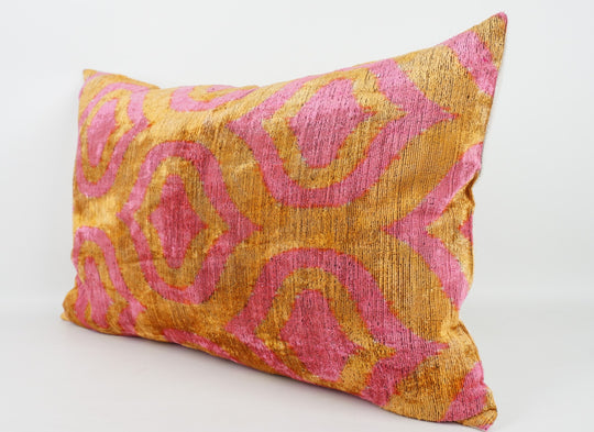 Silk/Velvet Kissenhülle 40×60 cm – Ikatmuster gelb/orange-pink-rose