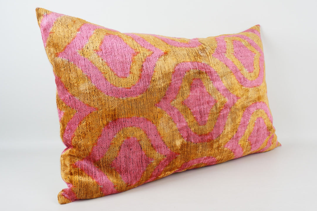 Silk/Velvet Kissenhülle 40×60 cm – Ikatmuster gelb/orange-pink-rose