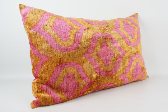 Silk/Velvet Kissenhülle 40×60 cm – Ikatmuster gelb/orange-pink-rose