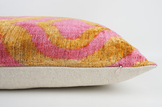 Silk/Velvet Kissenhülle 40×60 cm – Ikatmuster gelb/orange-pink-rose