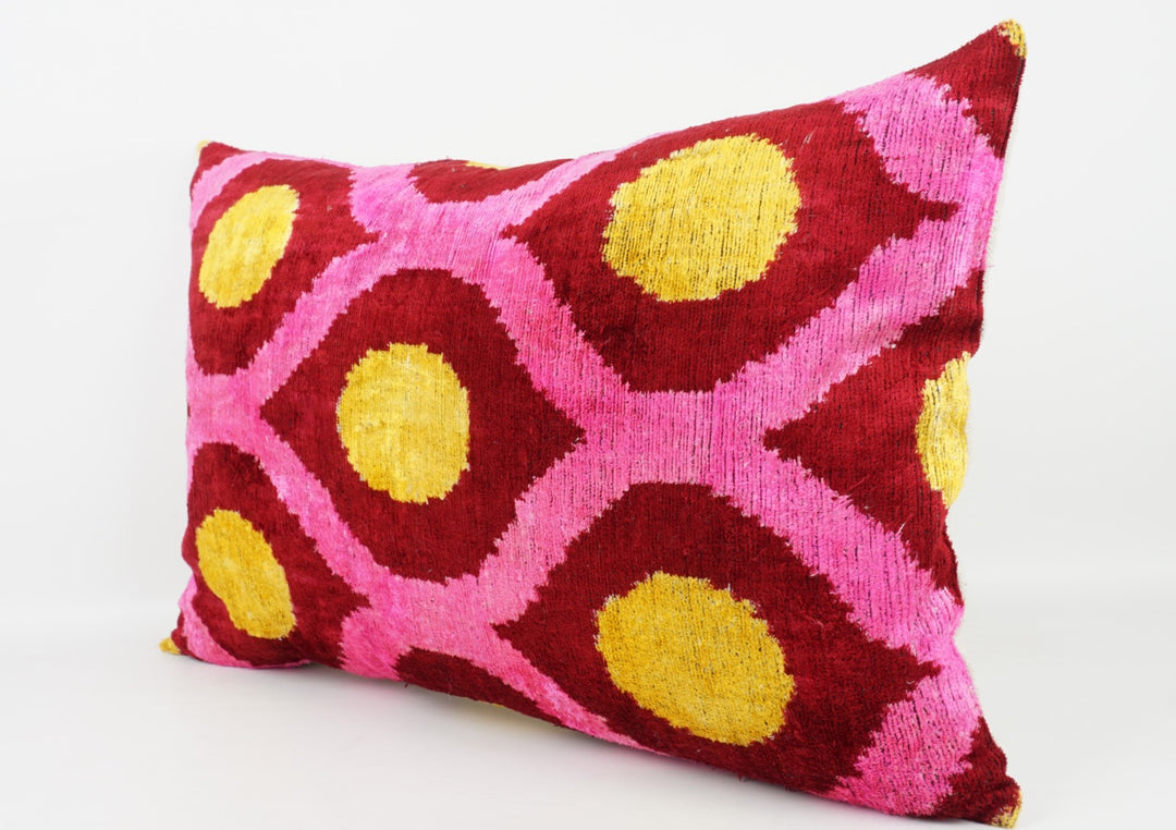 Silk/Velvet Kissenhülle 40×60 cm – Ikatmuster gelb-pink-rot