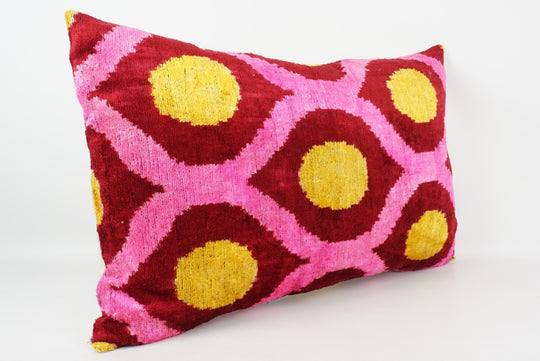Silk/Velvet Kissenhülle 40×60 cm – Ikatmuster gelb-pink-rot