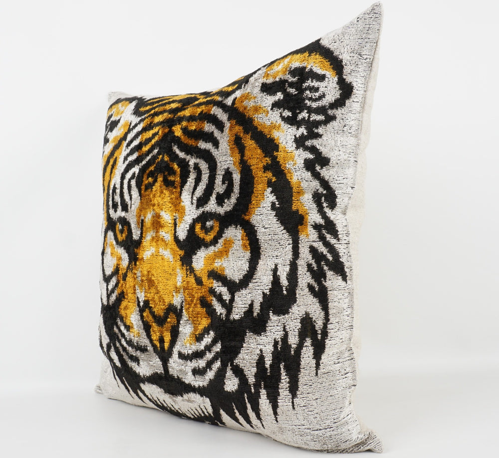 Seidenkissen 50x50 cm mit Tigermuster in Offwhite, Gold und Schwarz