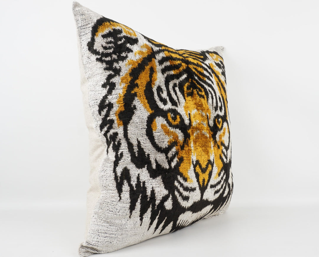 Seidenkissen 50x50 cm mit Tigermuster in Offwhite, Gold und Schwarz