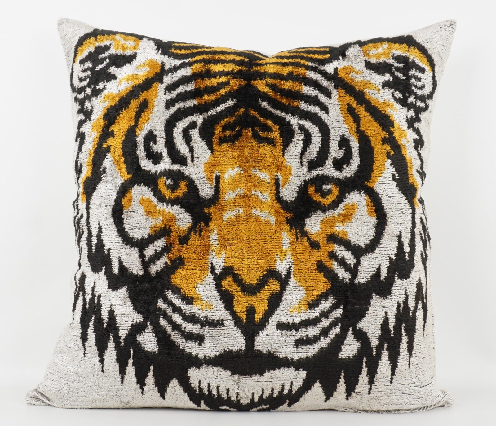 Seidenkissen 50x50 cm mit Tigermuster in Offwhite, Gold und Schwarz
