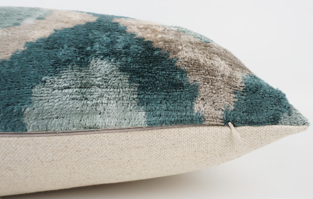 Silk/Velvet Kissenhülle 50x50cm Ikat-Ovale Hellgrau-Petrol-Aqua