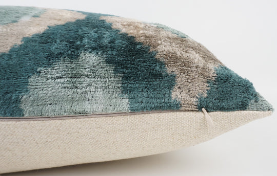 Silk/Velvet Kissenhülle 50x50cm Ikat-Ovale Hellgrau-Petrol-Aqua