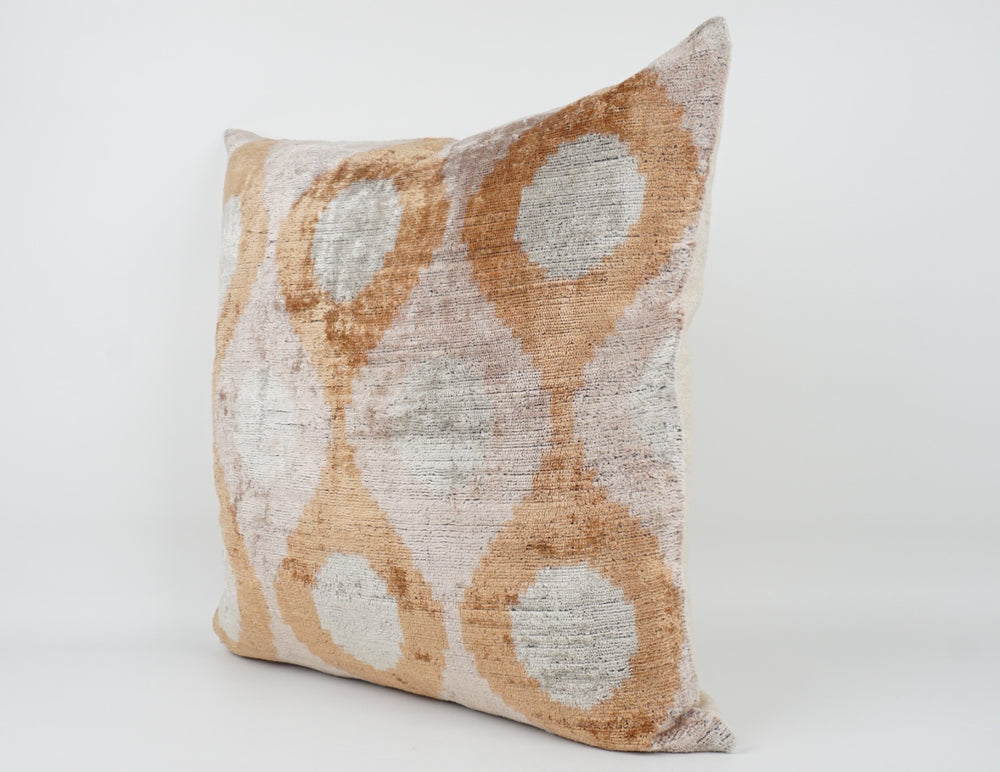 Silk/Velvet Kissenhülle 50x50cm Ikat-Ovale Hellbraun,taupe, blush-rose