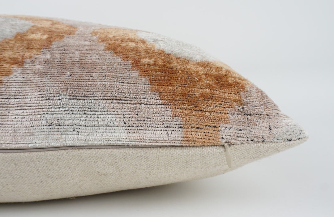 Silk/Velvet Kissenhülle 50x50cm Ikat-Ovale Hellbraun,taupe, blush-rose