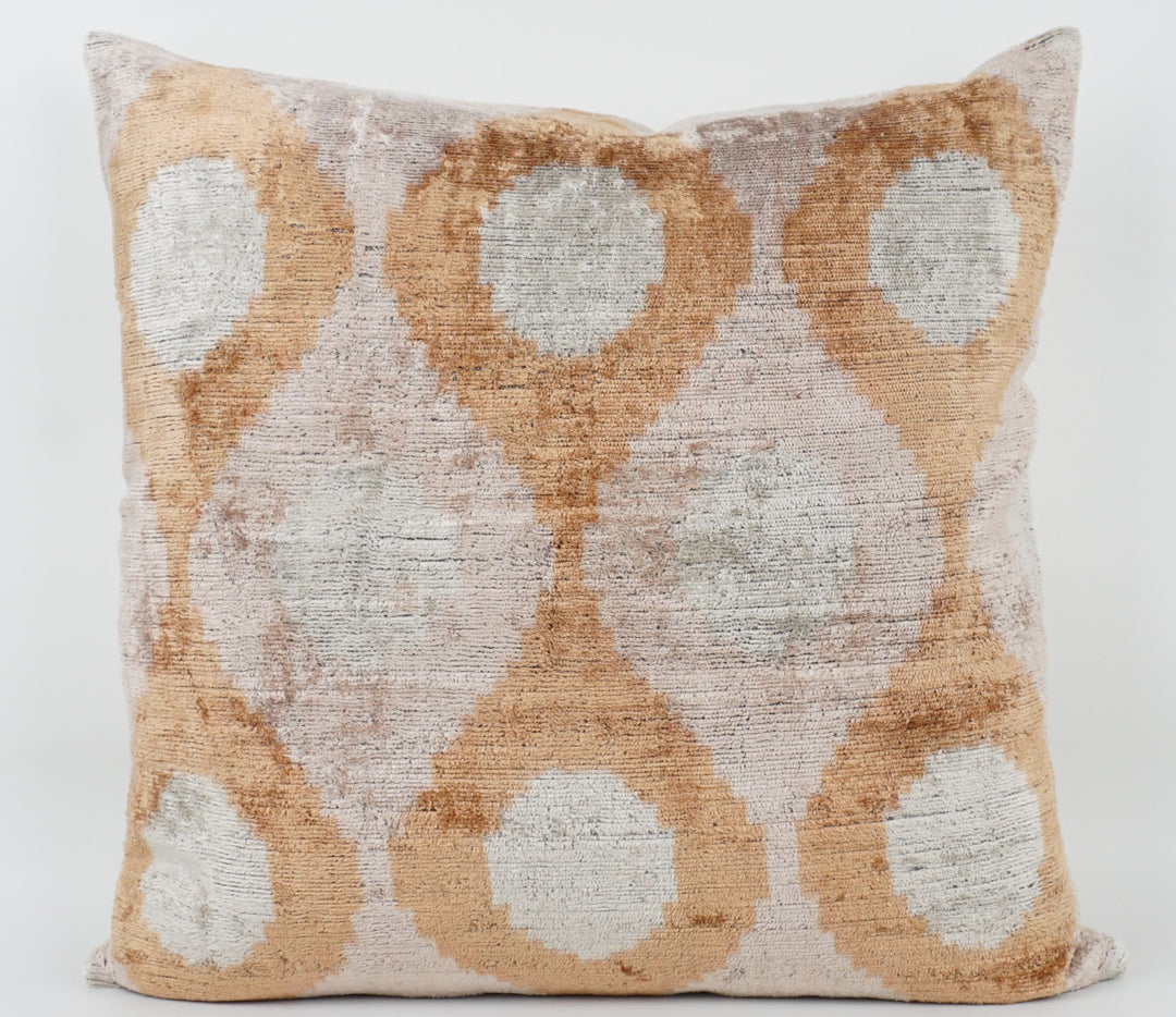 Silk/Velvet Kissenhülle 50x50cm Ikat-Ovale Hellbraun,taupe, blush-rose