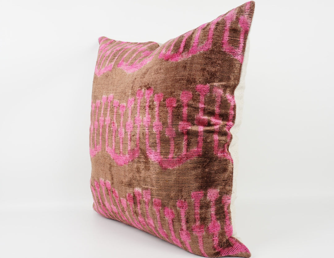 Silk/Velvet Kissenhülle 50x50cm grafisch-abstrakte Linien Hellbraun und Pink