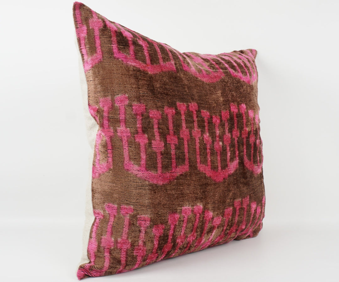 Silk/Velvet Kissenhülle 50x50cm grafisch-abstrakte Linien Hellbraun und Pink