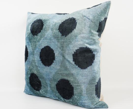 Silk/Velvet Kissenhülle 50x50cm Ikat-Ovale aqua,hellblau,black