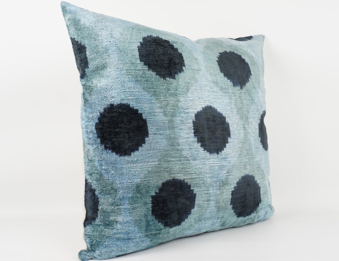 Silk/Velvet Kissenhülle 50x50cm Ikat-Ovale aqua,hellblau,black