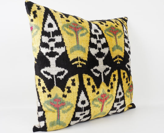 Silk/Velvet Kissenhülle 50x50cm Ikat-Boho-Ethno Muster gelb,schwarz,offwhite