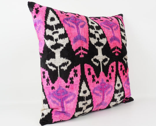 Silk/Velvet Kissenhülle 50x50cm Ikat-Boho-Ethno Muster pink,black,offwhite