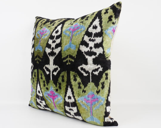 Silk/Velvet Kissenhülle 50x50cm Ikat-Boho-Ethno Muster grün,black,offwhite