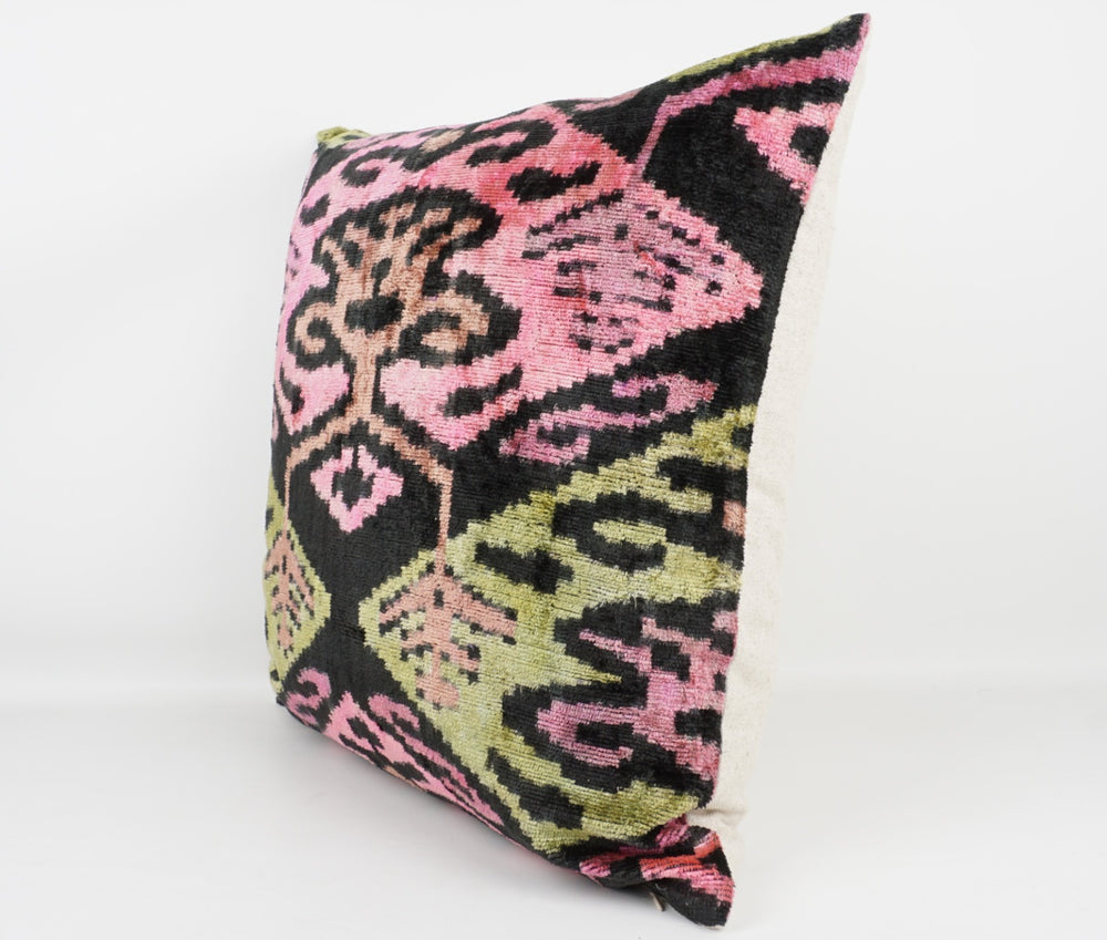 Silk/Velvet Kissenhülle 50×50cm – ornamental, florales Ikat-Muster rose, olive, black