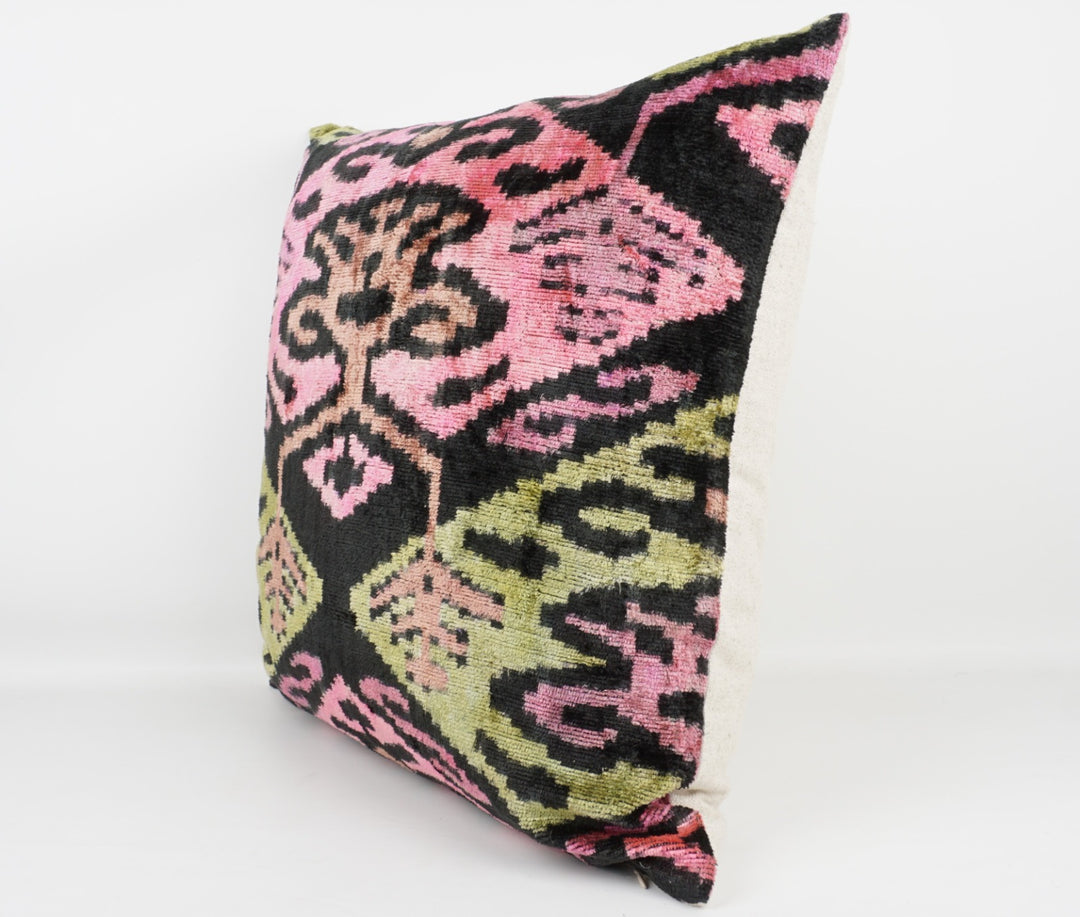 Silk/Velvet Kissenhülle 50×50cm – ornamental, florales Ikat-Muster rose, olive, black