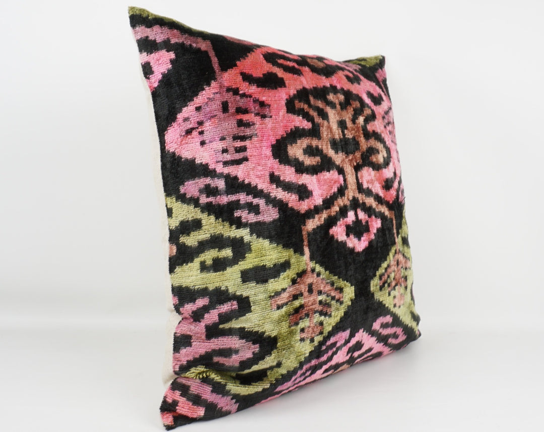 Silk/Velvet Kissenhülle 50×50cm – ornamental, florales Ikat-Muster rose, olive, black