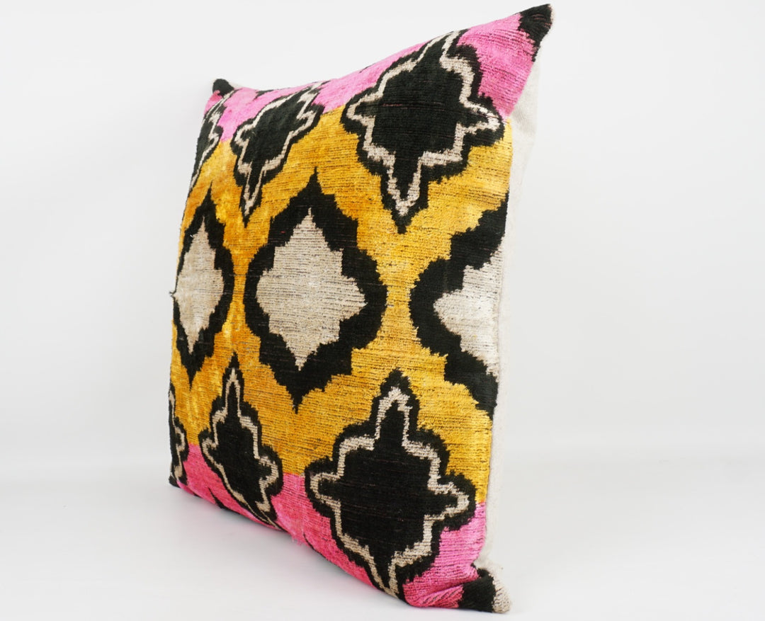 Silk/Velvet Kissenhülle 50×50 cm mit geometrischem Ikat-Muster Pink, gelb, black, offwhite