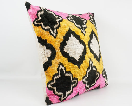 Silk/Velvet Kissenhülle 50×50 cm mit geometrischem Ikat-Muster Pink, gelb, black, offwhite